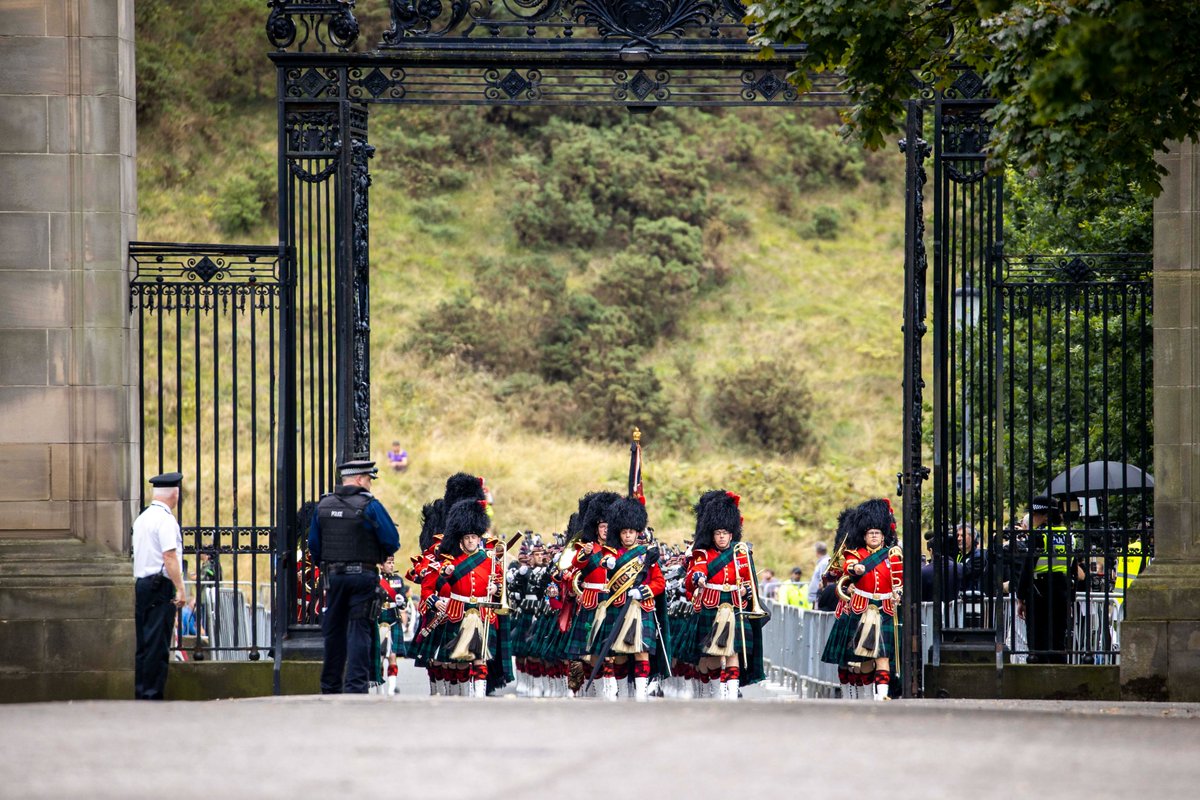 BritishArmy's tweet photo. The Royal Regiment of Scotland provided the Guard of Honour and Bearer Party for Her Majesty The Queen’s coffin’s move to the Palace of Holyroodhouse.

Tomorrow, Her Majesty The Queen’s coffin will move to St Giles Cathedral in Edinburgh for the Royal Family's vigil. https://t.co/YbbQHrkMog