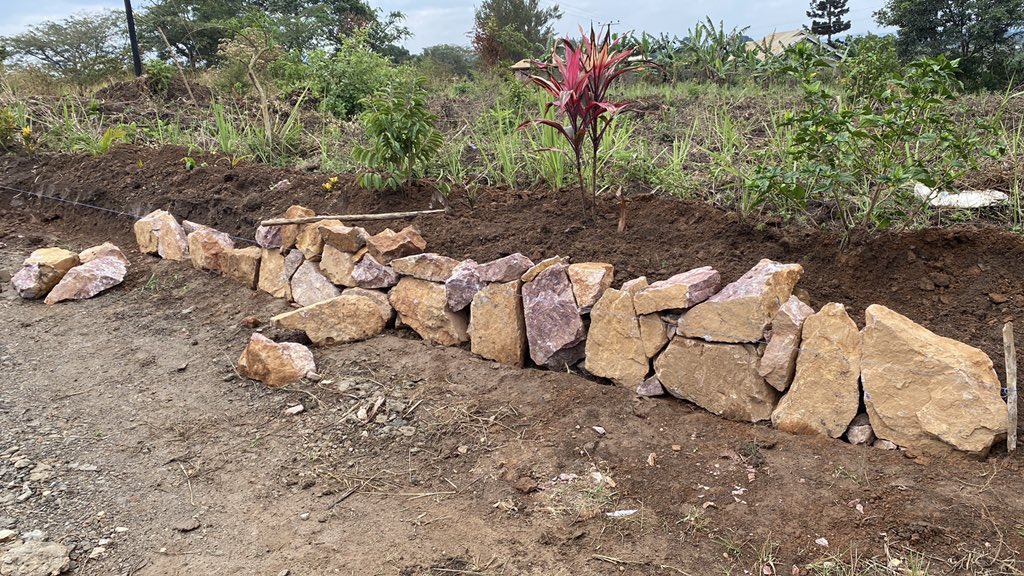 SpireJim's tweet photo. Trying out ‘Great Zimbabwe ruins’ rock fixing technique (without cement/mortar)… Less cost, less energy, time saving, brain-engaging, fun, strong! https://t.co/gRjHrr3gb2