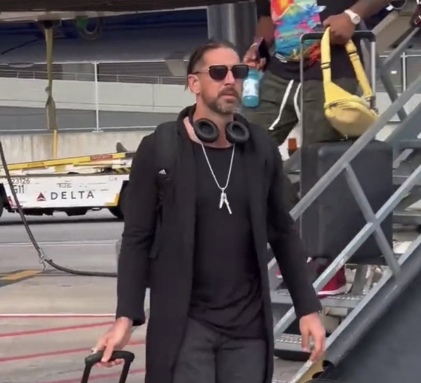 ideadrop's tweet photo. Aaron Rodgers took a bunch of ayahuasca to become Sporty Lee Pace. Now we just need Scary, Baby, and Ginger. https://t.co/FQjnTaCmFv