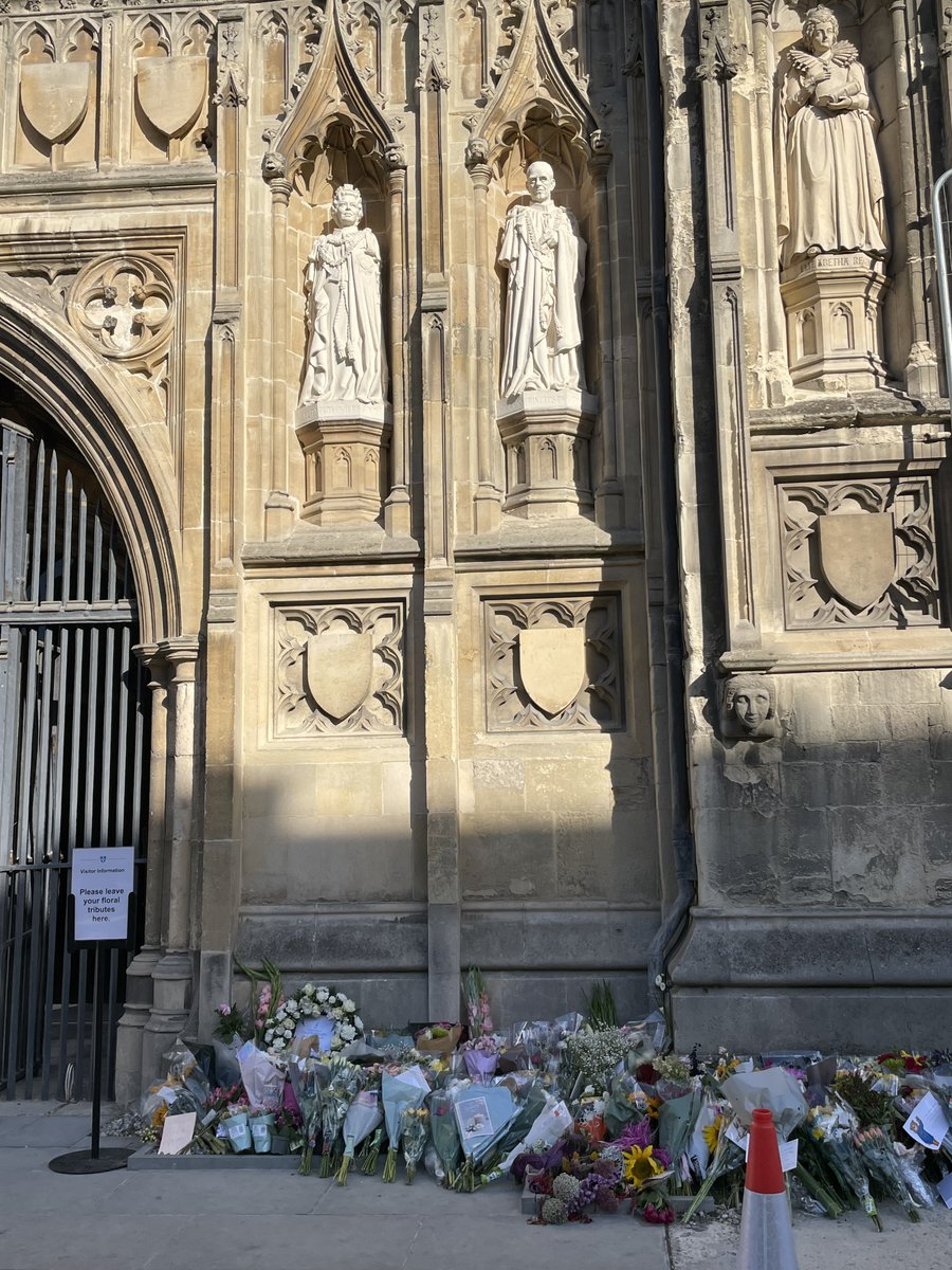 Jan_Leeming's tweet photo. On duty @No1Cathedral1 today. Was fortunate to be able to sign the #BookofCondolence. People queued all day to sign. Also attended #Proclamation in the #Buttermarket - history in the making. We all sang #GodSavetheKing and cheered 3 times😘 https://t.co/TPJbjl0tpc