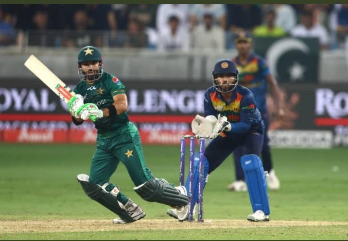 ShafiaSehar's tweet photo. Mohammad Rizwan finishes the Asia Cup as highest scorer of the tournament, he scored 281 runs in 6 innings, 5 more than India's Virat Kohli.
❤️
#Muhammadrizwa
@iMRizwanPak https://t.co/1TQBHQlg2y