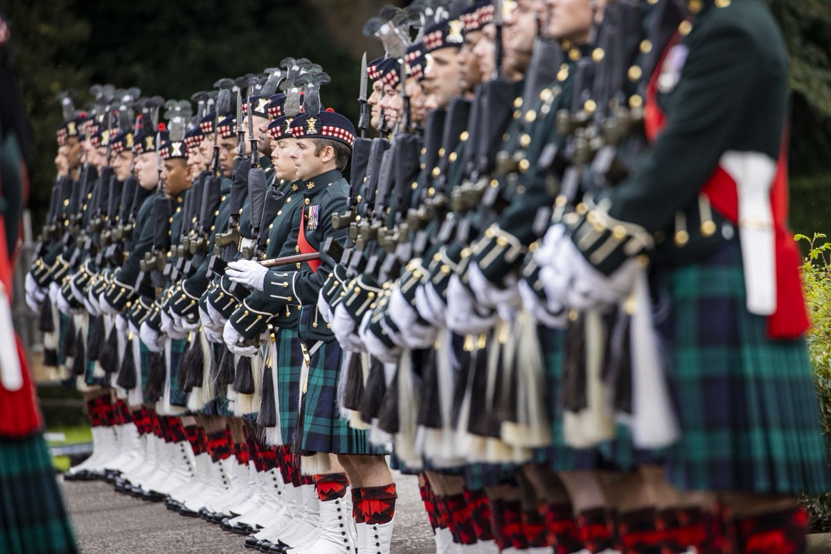 DefenceHQ's tweet photo. The Queen's coffin was met by soldiers from the Royal Regiment of Scotland at the Palace of Holyroodhouse in Edinburgh earlier today. https://t.co/eYplbrRGQz