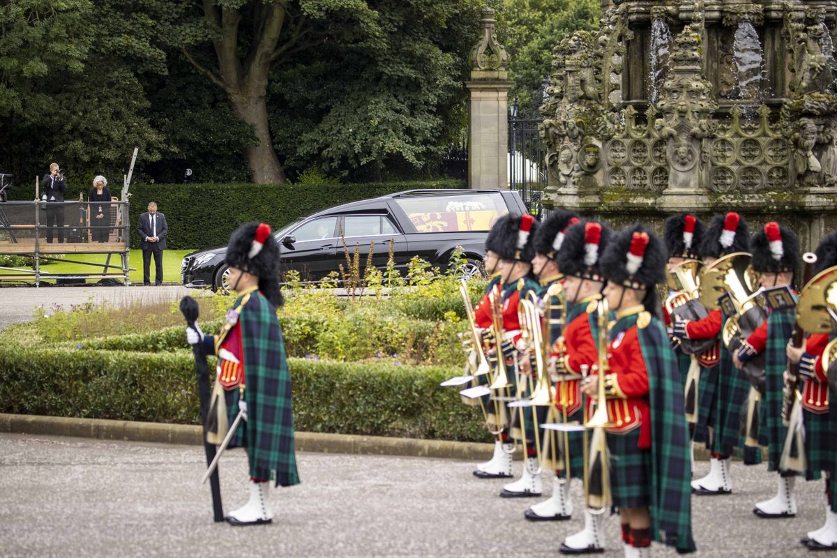 DefenceHQ's tweet photo. The Queen's coffin was met by soldiers from the Royal Regiment of Scotland at the Palace of Holyroodhouse in Edinburgh earlier today. https://t.co/eYplbrRGQz