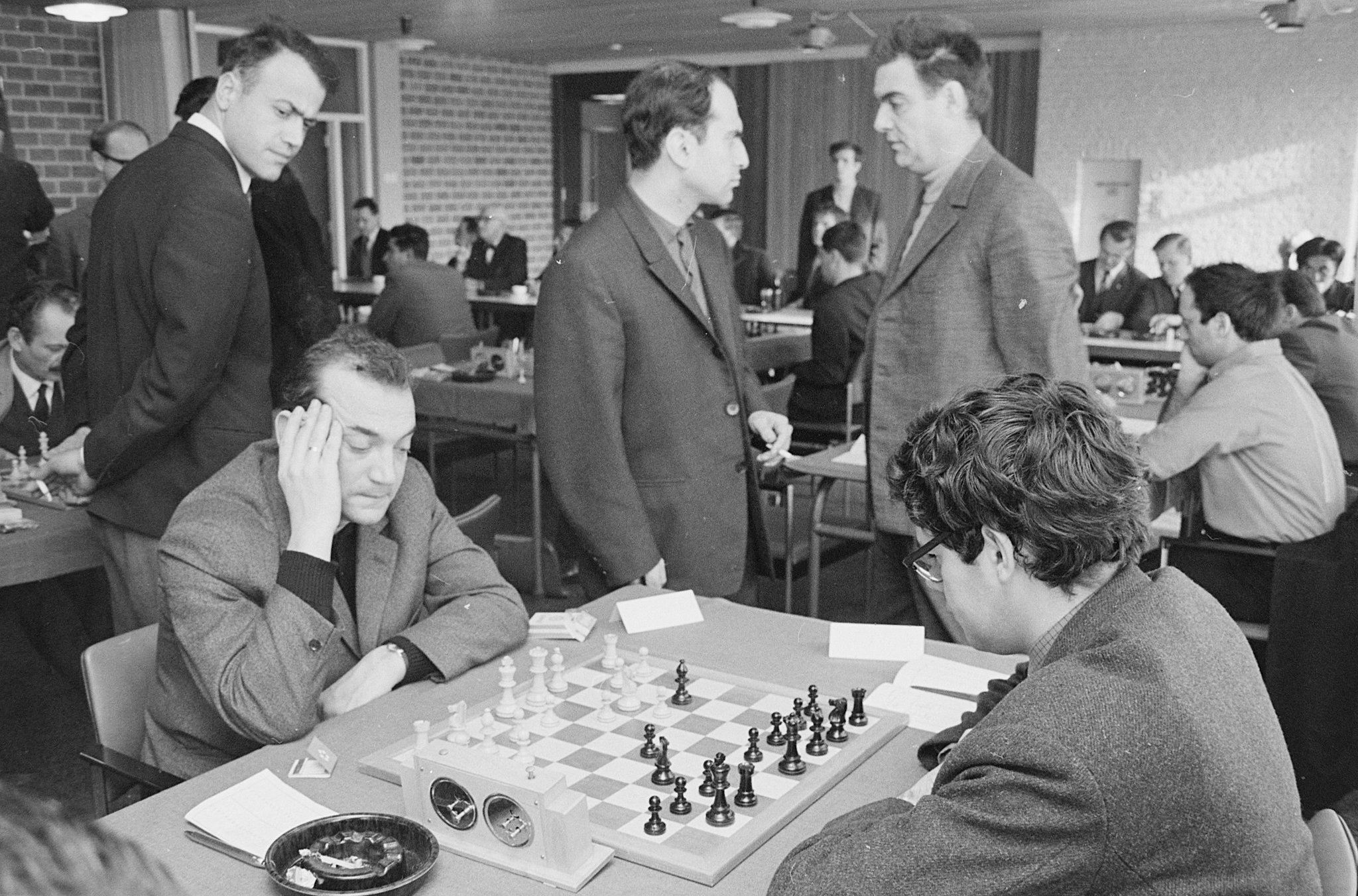 Douglas Griffin on X: Ex-World Champion Mikhail Tal (b. Riga, 1936; d.  Moscow, 1992), pictured at Wijk aan Zee, January 1988.  (📷: #chess  / X