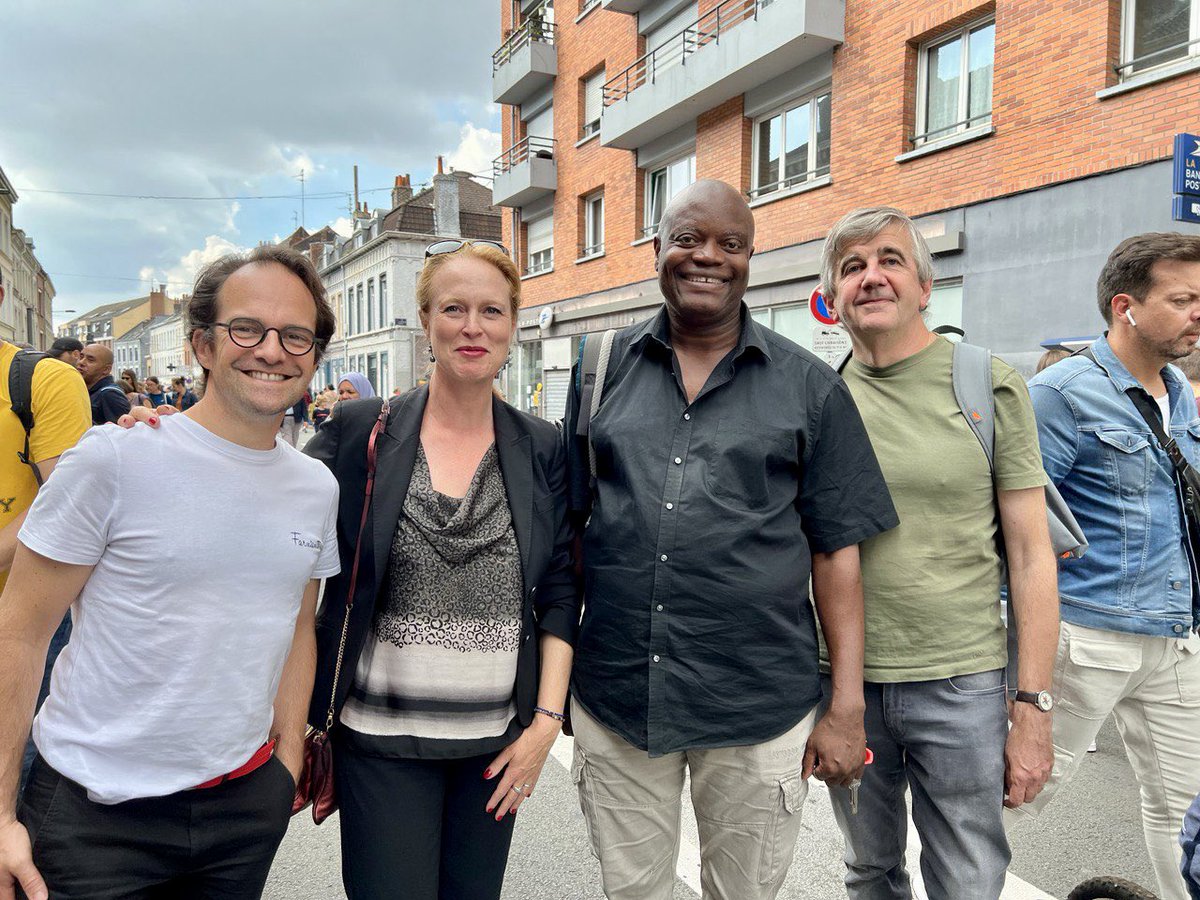 VSpillebout's tweet photo. Les habitants de #SaintMauricePellevoisin heureux de retrouver la traditionnelle braderie de la rue du Fbg de Roubaix,agrandie à St Gabriel ! Une joie d’y retrouver les bonnes affaires du quartier pour les familles et visiteurs,accompagnée des conseillers de quartier @FaireLille https://t.co/NpfBMywUl9