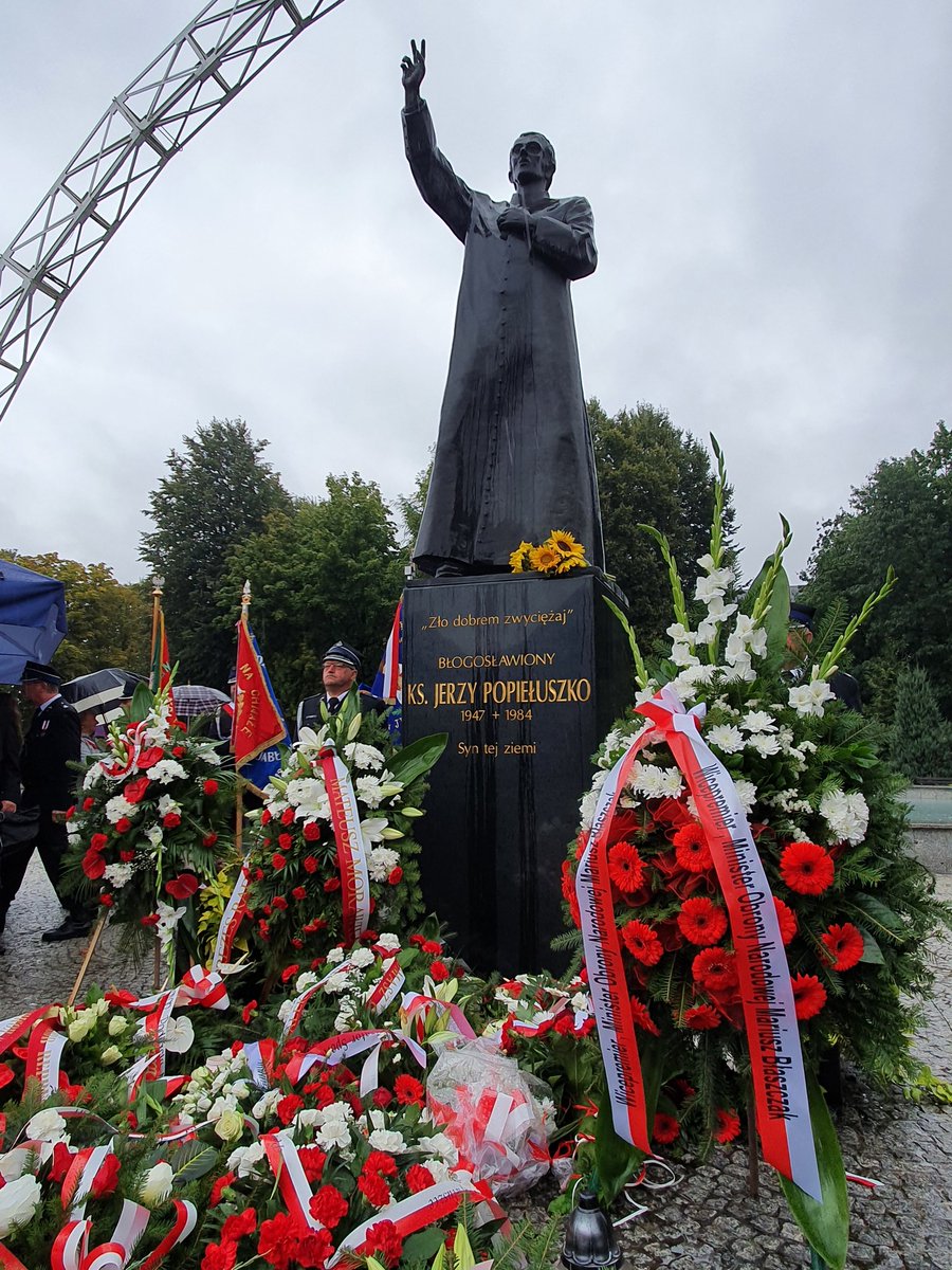 lukakudlicki's tweet photo. Tu jest geograficzny środek Europy i tu stoi pomnik najsłynniejszego Mieszkańca Gminy #Suchowola. Urodzonego 75 lat temu we wsi #Okopy ks. Jerzego #Popiełuszko, błogosławionego męczennika, Patrona @Solidarnosc_. Dziś oddaliśmy Mu hołd, składając kwiaty, potem na Mszy i w teatrze. https://t.co/0GKqnaJ47d