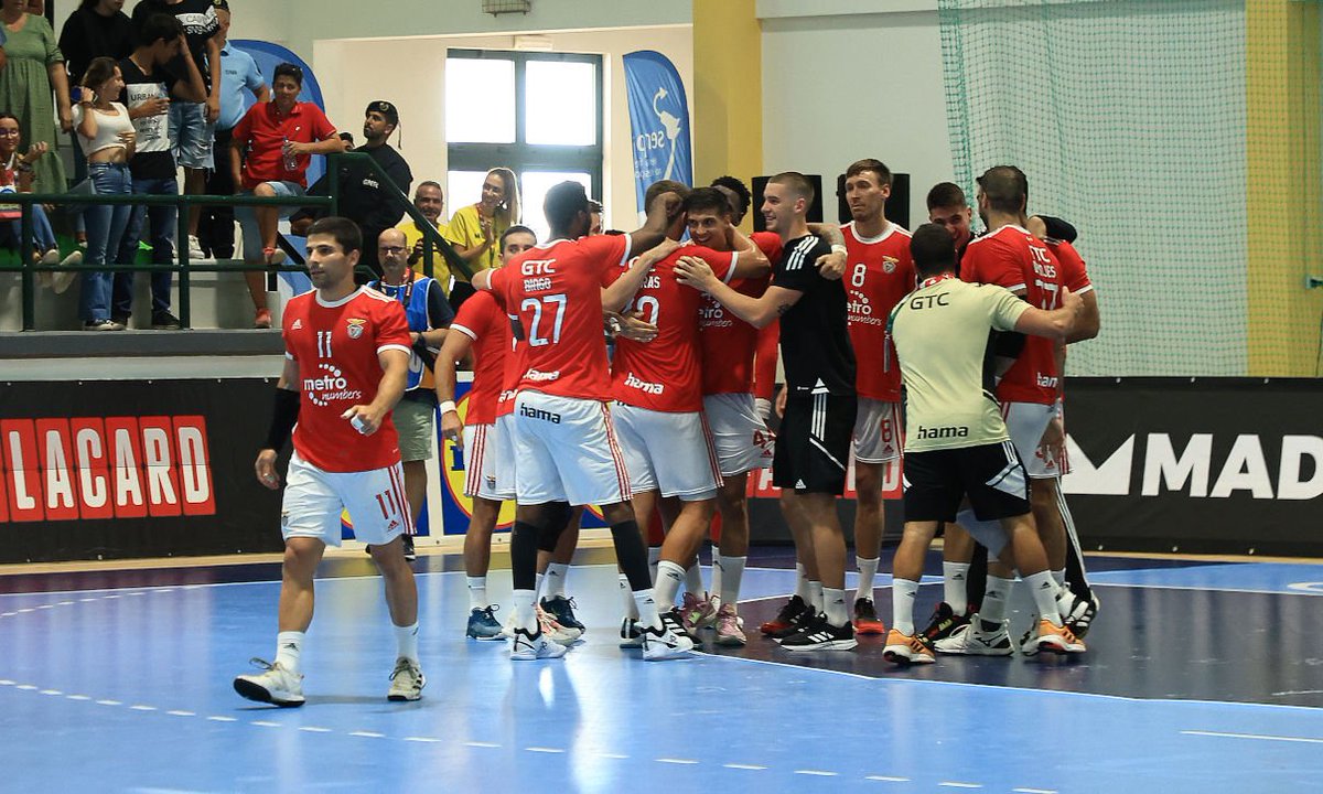 Após dois prolongamentos, Benfica vence o Sporting por 45-43 e conquista a Supertaça de Andebol 🏆