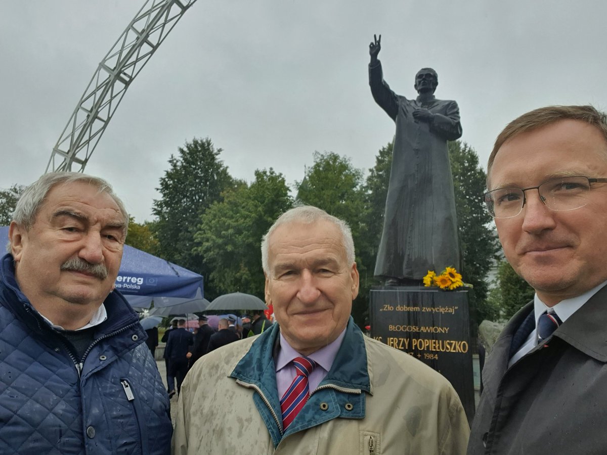 lukakudlicki's tweet photo. Tu jest geograficzny środek Europy i tu stoi pomnik najsłynniejszego Mieszkańca Gminy #Suchowola. Urodzonego 75 lat temu we wsi #Okopy ks. Jerzego #Popiełuszko, błogosławionego męczennika, Patrona @Solidarnosc_. Dziś oddaliśmy Mu hołd, składając kwiaty, potem na Mszy i w teatrze. https://t.co/0GKqnaJ47d