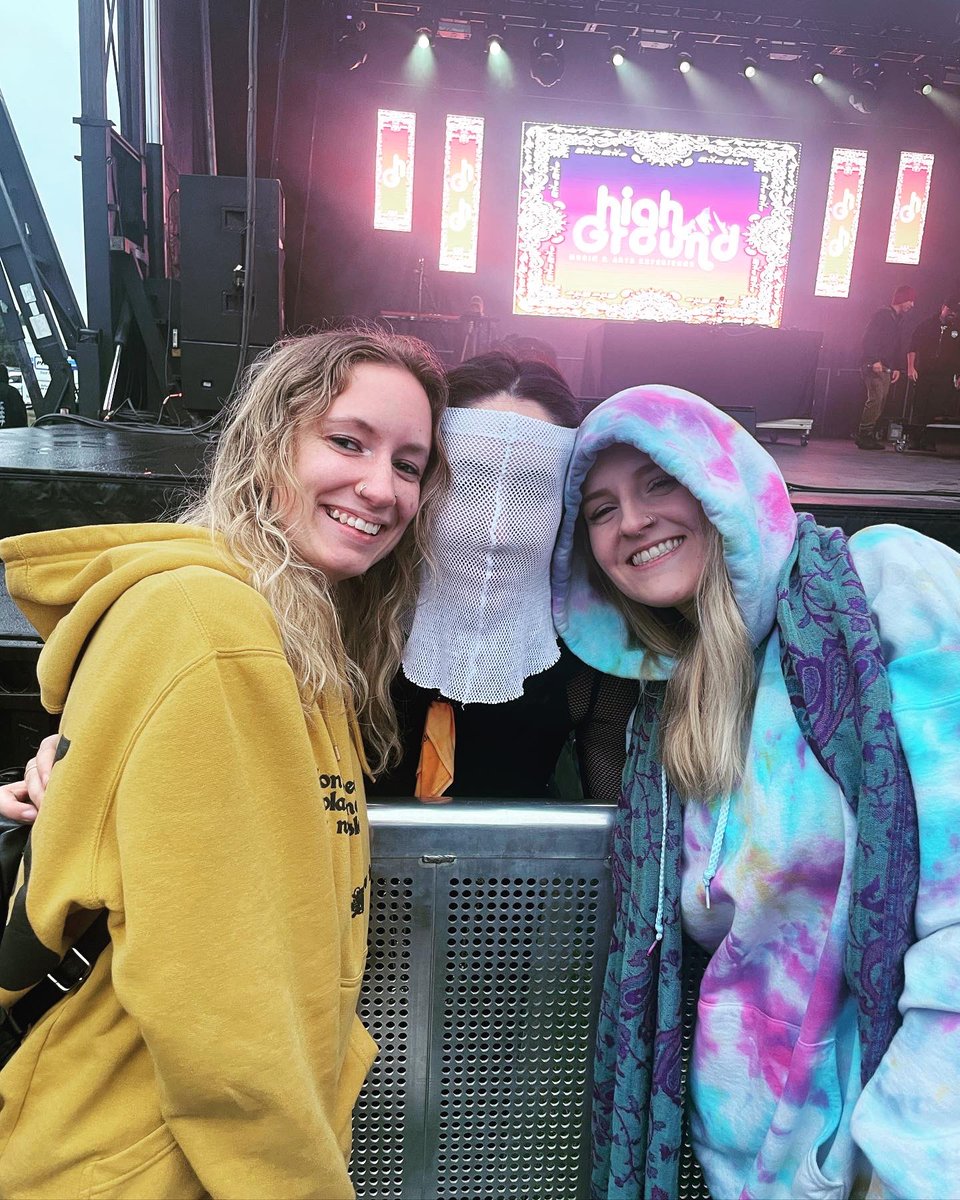 psychwardhalsey's tweet photo. thank you @elohimmusic your set was killer and it was wonderful to meet you 💜💜 https://t.co/8ahbUoGyAP