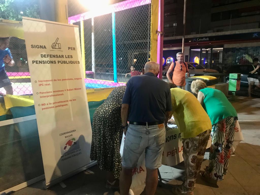 PlataformaPens2's tweet photo. Ahir vespre a la festa veïnal del barri palmesà d’Es Fortí, @PlataformaPens2 recollint firmes en defensa de les pensions públiques. https://t.co/HLZV0YrTxL