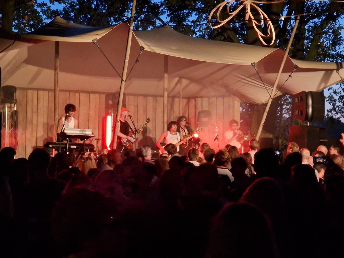 ArjandeVet's tweet image. Heerlijke west coast psychrock van Triptides die een kwartier langer doorspeelden. Nu afsluiten met Opus Kink, met de eerste(?) keer blazers op het podium dit weekend. Beetje soort feestband, beetje mwah. #mf22 #MistyFields