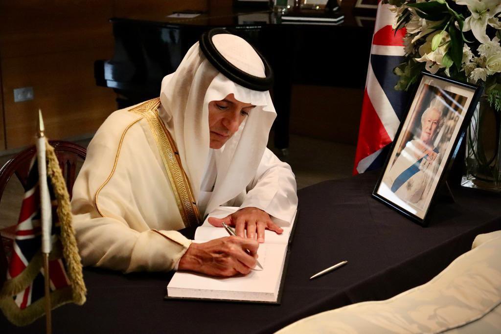 UKAmbKSA's tweet photo. Thank you to my colleagues El-Khereiji and Al-Jubeir, Ministers at the 🇸🇦 MFA for coming to the Residence today to offer condolences. Everyone at the Embassy has been touched by the messages of sympathy received from Saudi friends all over the Kingdom, indeed the world. 🙏🏼🇬🇧🇸🇦 https://t.co/8V9oDa7pW3
