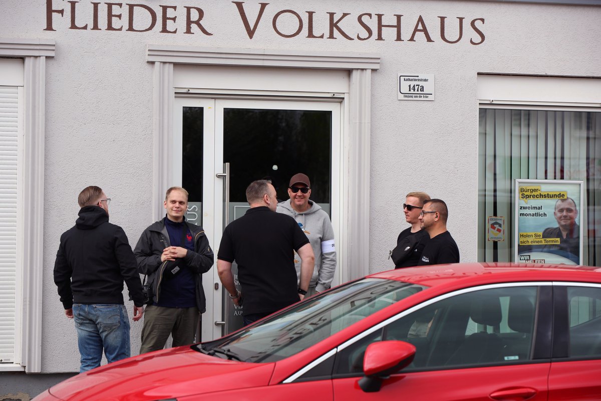 Gestern trafen sich ca. 50 Neonazis zum "Netzwerktag" des NPD Presseorgans "Deutsche Stimme" in #Eisenach. Auf dem Podium saßen u.a. Michael Brück (Die Rechte) &amp; Rechtsanwalt Dubravko Mandic (Ex AfD). Liedermacherin Karin Mundt trat am Abend auf.

Bilder: pixelarchiv.org/event/2022.10.…