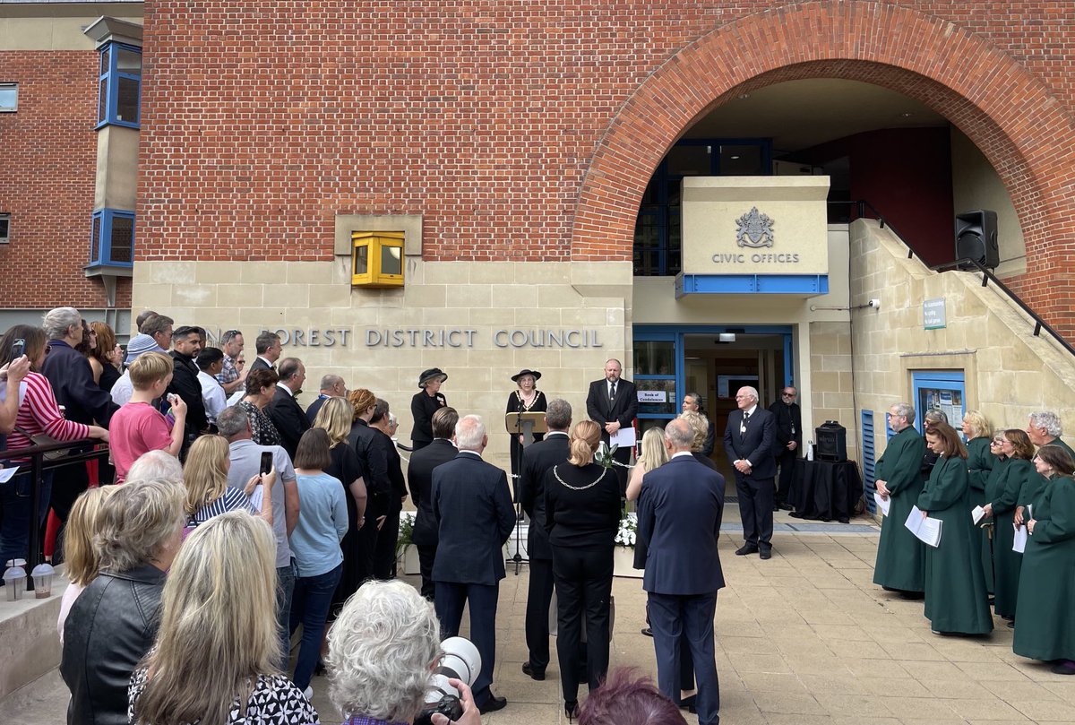 Honoured to have delivered the Proclamation of the Accession as Chairman of ⁦<a href="/eppingforestdc/">Epping Forest DC</a>⁩ and pleased to have been accompanied by <a href="/rollsrosemary/">rosemarypadfield</a>⁩ Deputy Lieutenant of Essex. 
A good turnout for this moment in history.