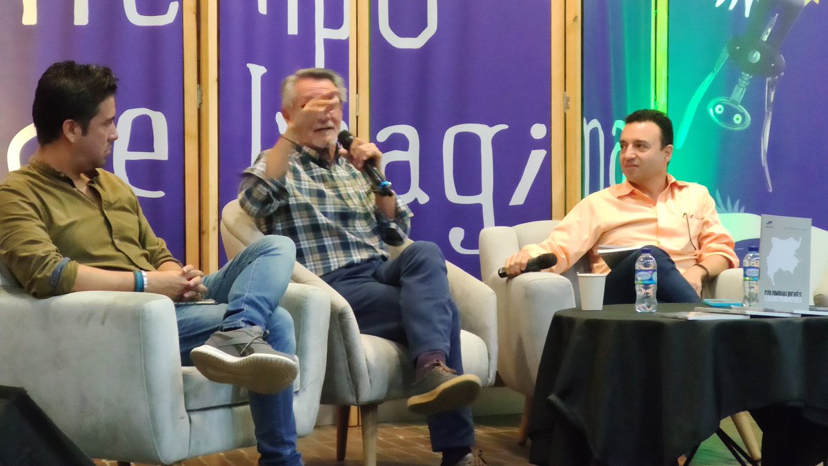 diegoleonzapata's tweet photo. Maestro @AlzateNestorA tenga la certeza que disfrutaré su #Colombiaalreves 
Gracias por hacerle este regalo a la historia de nuestro país. Gracias al Fondo Editorial @ITMinstitucion y @AramburoFelipe por el encuentro de presentación del libro. https://t.co/3KTh1cZmL4