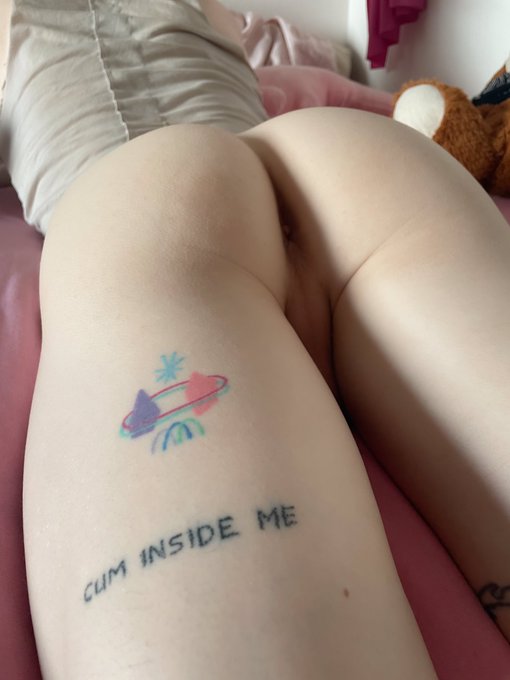 Evelyn Tumbles! - can’t go out to the bar in shorts anymore without someone trying to follow my instructions 😖 https://t.co/iA39SsGsN6