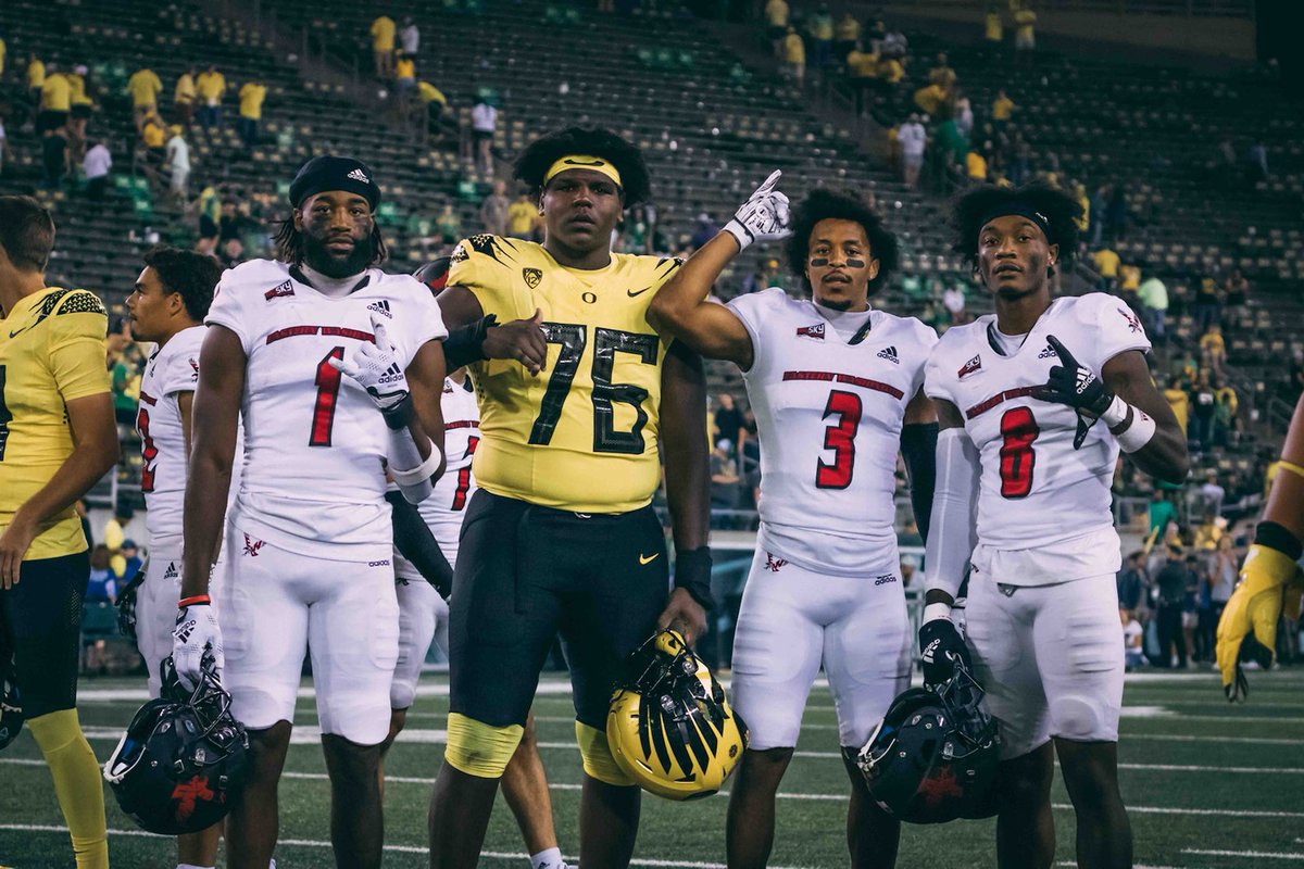coreysampson04's tweet photo. Beachboyz in the house 🏄🏿‍♂️🔶🔷🔷🔶 ⁦@FreddieRo_1⁩ ⁦@joshuaconerlyjr⁩ ⁦@anthonystell_⁩ ⁦@Darrien_4⁩  BEACHBOYZ4L 🤙🏾 https://t.co/WUjPeT8mqS