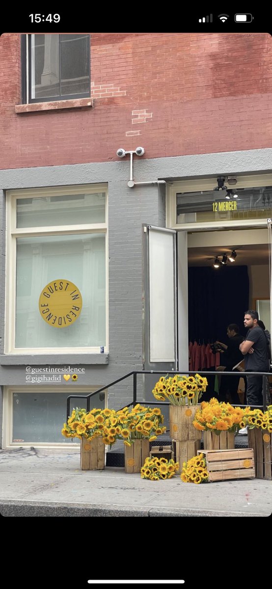 HadidGigiArg's tweet photo. Detalles de la tienda pop-up de Guest In Residence🌼💛 https://t.co/91zqO3VoSR