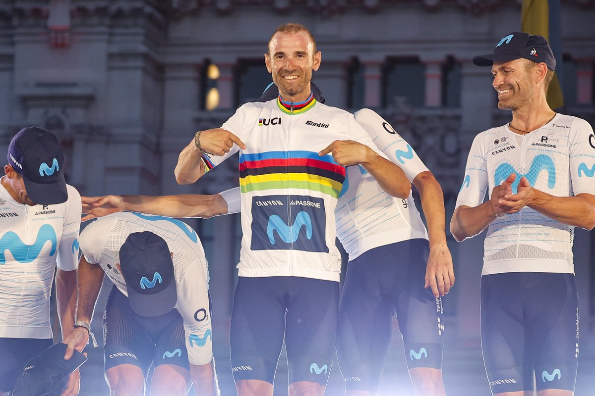 Movistar_Team's tweet photo. @lavuelta @alejanvalverde @Eurosport_ES @PhotoGomezSport @EnricMasNicolau @thibautcourtois No lo va a reconocer, pero ha llora'o. Y vosotr@s, tampoco lo vais a reconocer, y también.

#GraciasBala | #LaVuelta22 

📸 @PhotoGomezSport https://t.co/gCUKZsJ7K2