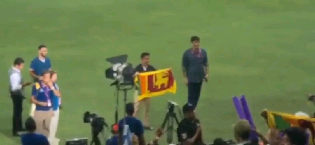 Gambhir waving Sri lankan Flag after Saying "He was suprised Srilanka had won 5 asia titles" after loosing to afghanistan

#AsiaCupT20 #AsiaCup2022Final