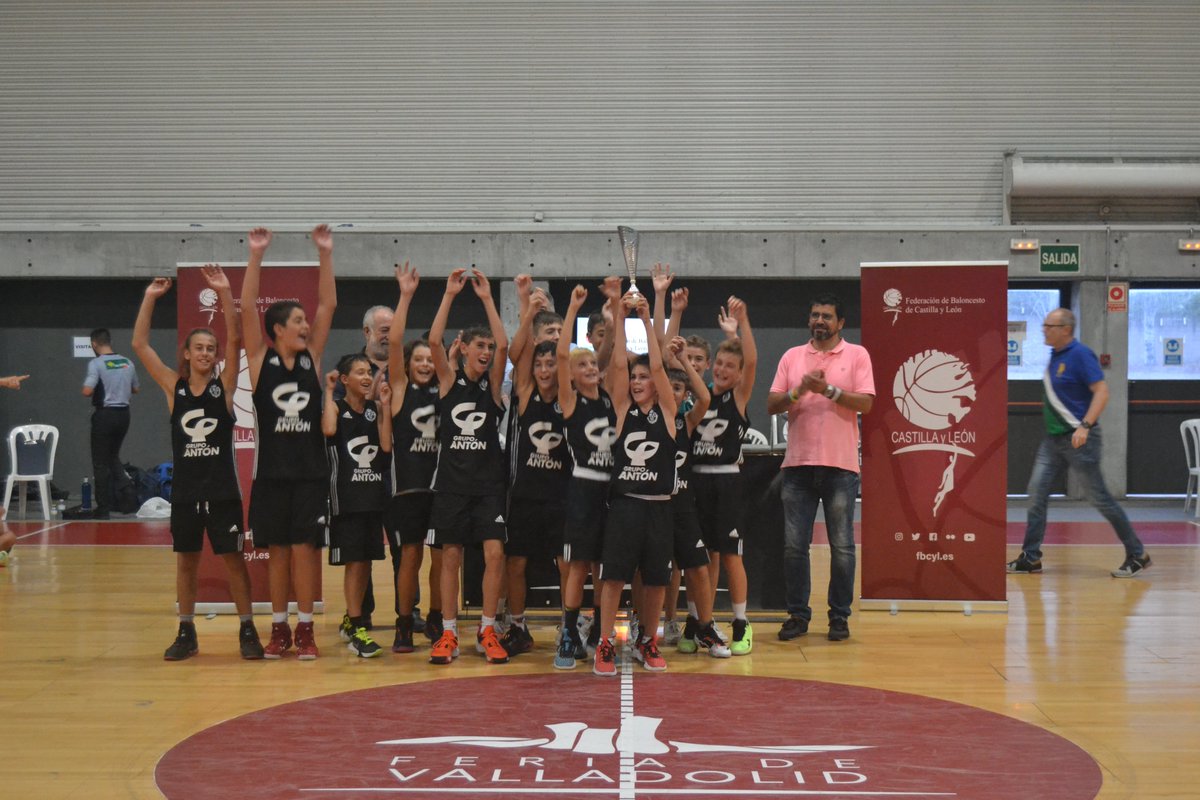 FBCyL's tweet photo. ⛹️Mini Copa Preinfantil CyL Feria de Valladolid⛹️

Cuadro de Honor 🏆
🥇 @SanPabloBurgos 
🥈 @RVBaloncesto 
🥉 @CBTormes 
4º @PalenciaBasket 

#MiniCopaPreinfantilCyL 
@feriavalladolid https://t.co/WmYlsYCNId