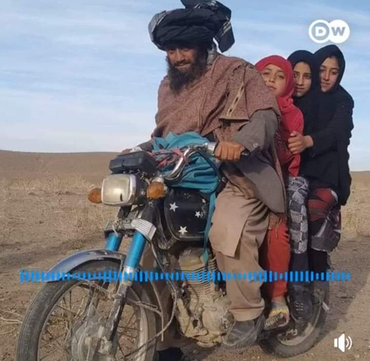 Zoohra6's tweet photo. د لرو سیمو اوسېدونکي پلار خپلې لوڼه ښوونځی ته بوځې!
♥️👇❤ https://t.co/267VL0AKvg