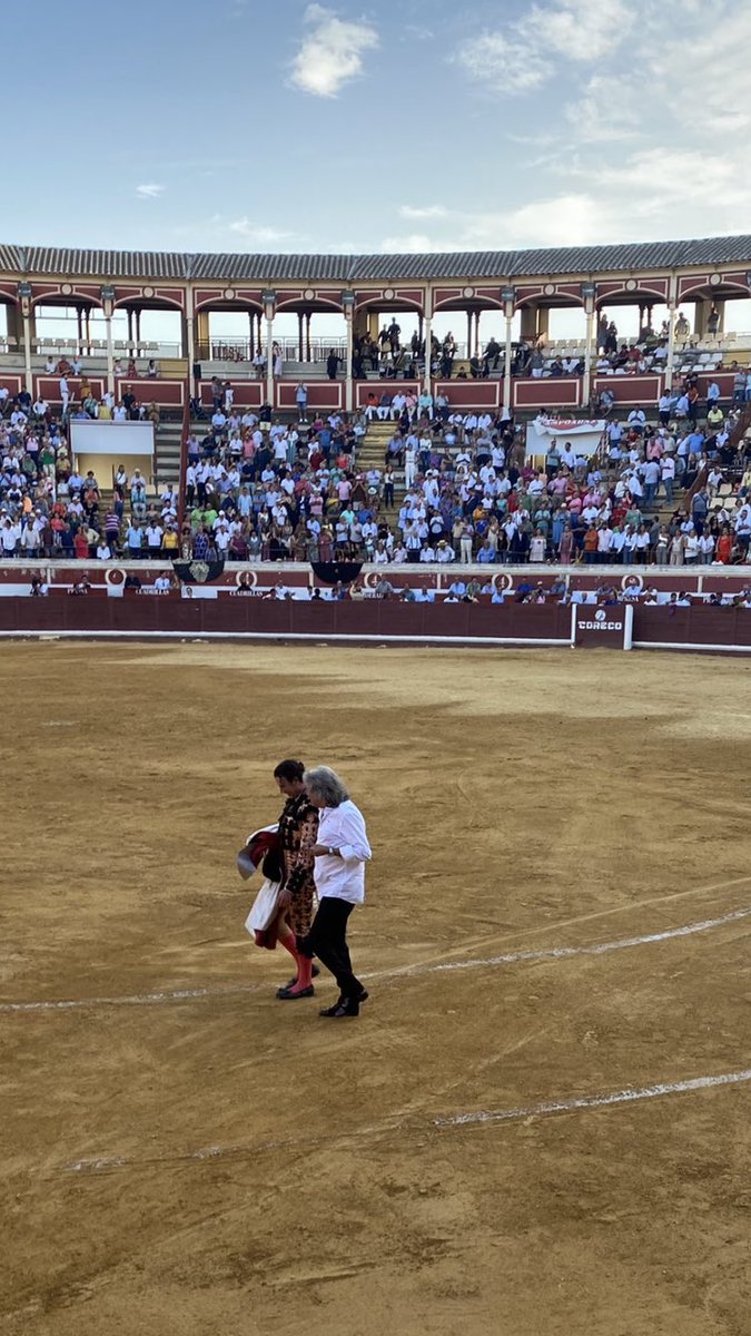 Finito de Córdoba <a href="/jsfino/">Juan Serrano Fino</a> indulta un Fuente Ymbro en su encerrona en Lucena. Le acompaña en la vuelta al ruedo José Mercé, que pone el cante en el festejo. Foto de <a href="/JT_LaCarlota/">Juventud Taurina La Carlota</a>.