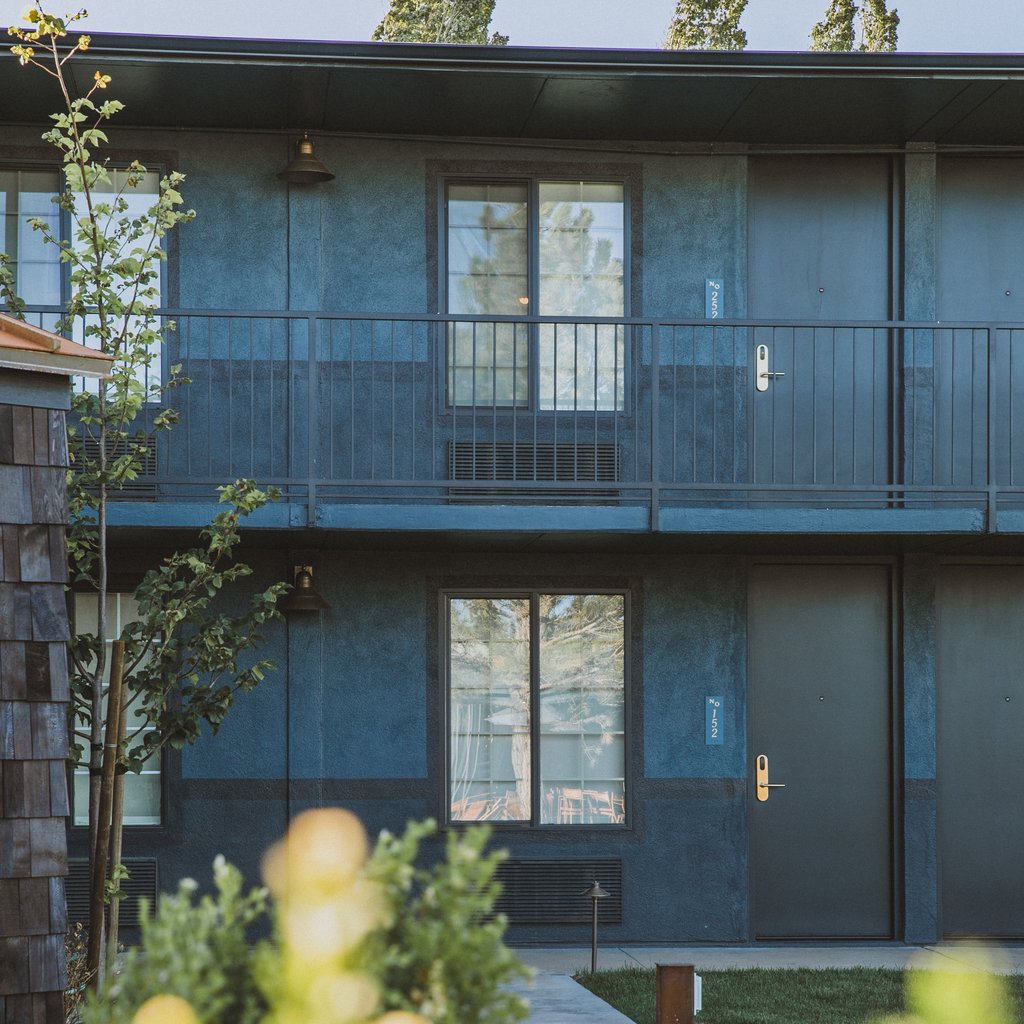 hcmotorlodge's tweet photo. Getting lost in shades of blue.
๐ธ @jenjennalauren
#hoteldesign #quietplaces #exteriors #exteriorstyling #exteriorinspiration #hospitalitydesign #boutiquehotel #hoteldesign #hoteldesigninspo #hotelsofinsta #hotelexterior #interiordesigninspo https://t.co/6B0OcxUyIw
