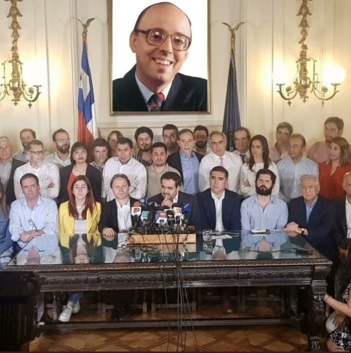 mutante321's tweet photo. @NYC_prensa @joseantoniokast Motivado apareció @joseantoniokast infudiendo su insufrible perorata  "Patriota Ultrona" este #11DeSeptiembre que lo mantiene IMPUNE gracias al triunfo del Duopolio Politico y a la millonaria Campaña de desinformación de la #OperacionRechazo

#ElZanjas #Alf https://t.co/Zt81CQDPyQ
