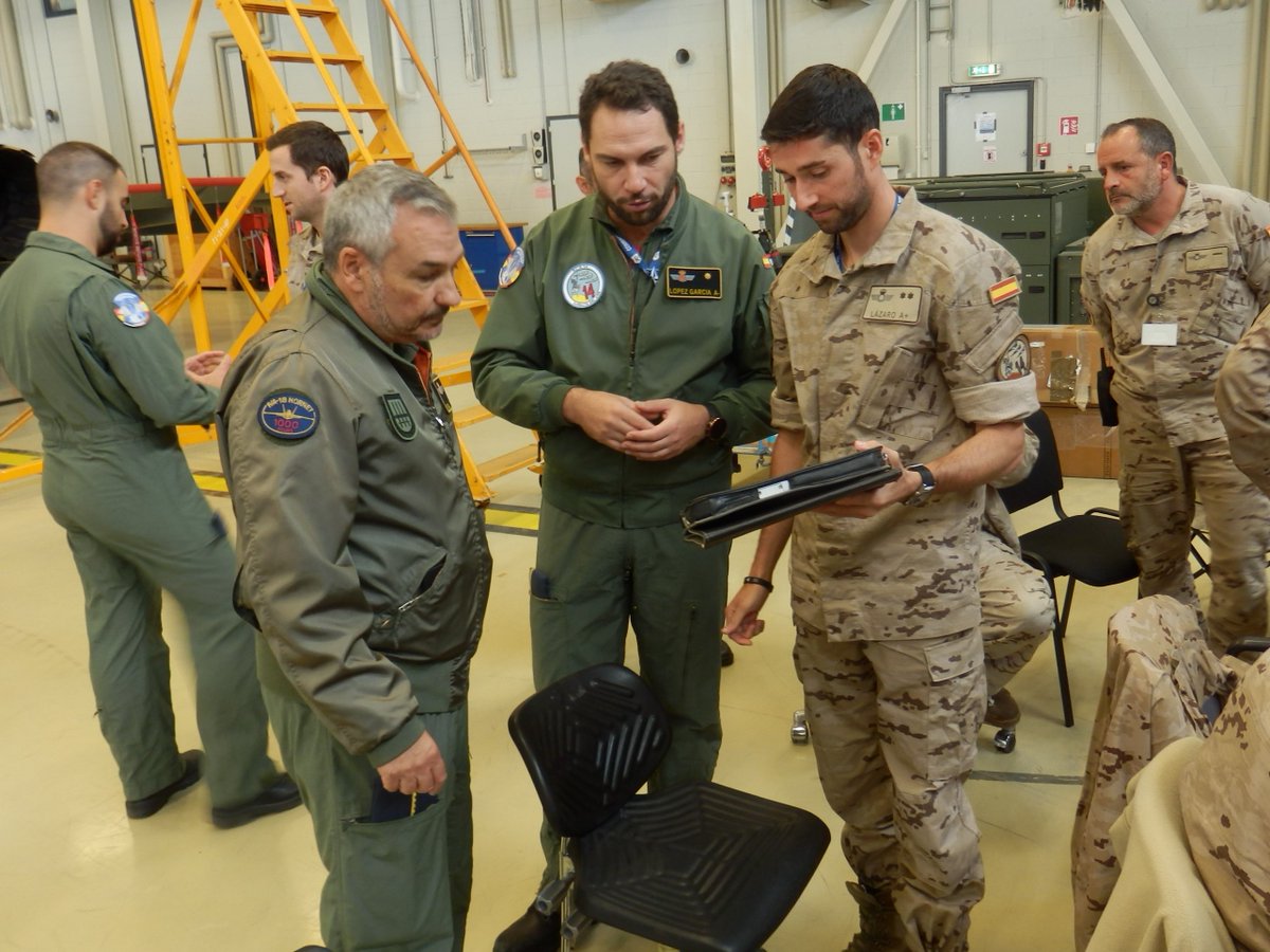 EMADmde's tweet photo. El General Vidal, adjunto de Operaciones del #MOPS, ha compartido un día de alerta rápida #QRA con el #DestacamentoAmbar en la B.A. de Ämari🇪🇪, donde los ✈️ #Eurofighter 🇪🇸 participan junto a @Team_Luftwaffe 🇩🇪 en la misión @NATO #BAP #StrongerTogether #WeAreNATO @EjercitoAire https://t.co/fHLDNW61jB