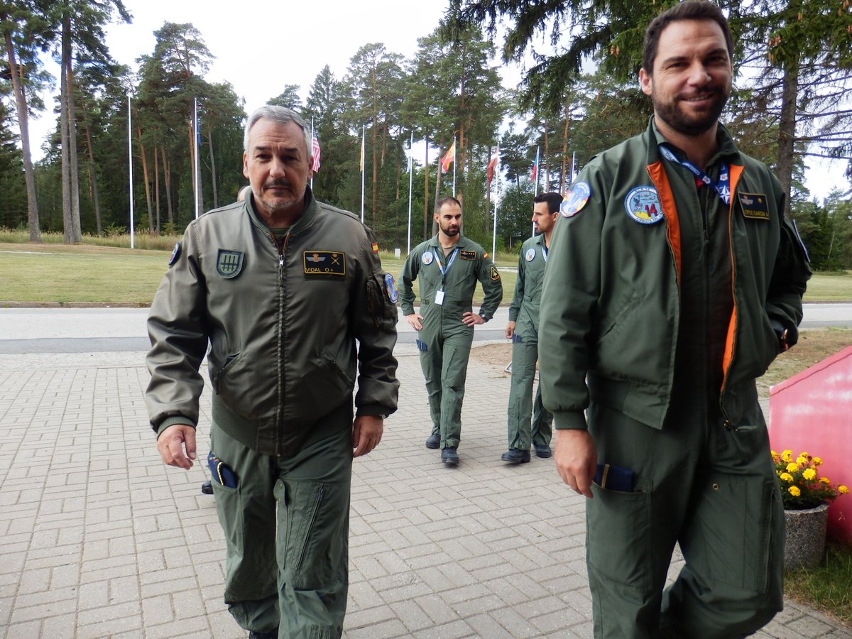 EMADmde's tweet photo. El General Vidal, adjunto de Operaciones del #MOPS, ha compartido un día de alerta rápida #QRA con el #DestacamentoAmbar en la B.A. de Ämari🇪🇪, donde los ✈️ #Eurofighter 🇪🇸 participan junto a @Team_Luftwaffe 🇩🇪 en la misión @NATO #BAP #StrongerTogether #WeAreNATO @EjercitoAire https://t.co/fHLDNW61jB