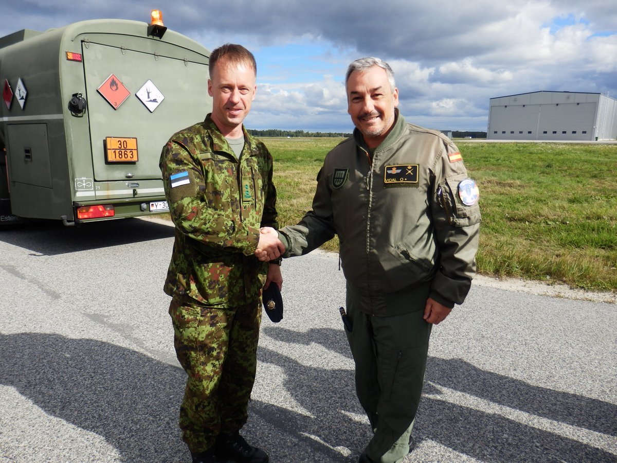 EMADmde's tweet photo. El General Vidal, adjunto de Operaciones del #MOPS, ha compartido un día de alerta rápida #QRA con el #DestacamentoAmbar en la B.A. de Ämari🇪🇪, donde los ✈️ #Eurofighter 🇪🇸 participan junto a @Team_Luftwaffe 🇩🇪 en la misión @NATO #BAP #StrongerTogether #WeAreNATO @EjercitoAire https://t.co/fHLDNW61jB