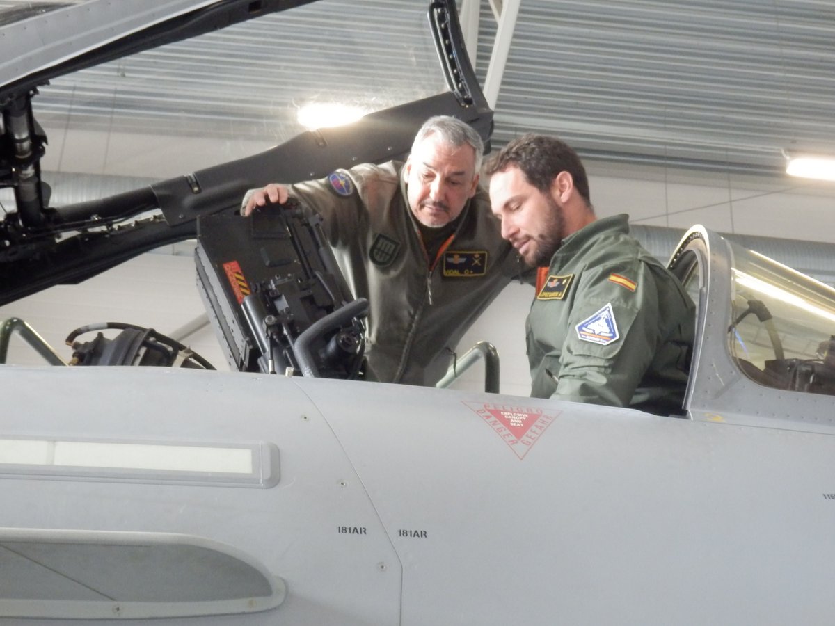 EMADmde's tweet photo. El General Vidal, adjunto de Operaciones del #MOPS, ha compartido un día de alerta rápida #QRA con el #DestacamentoAmbar en la B.A. de Ämari🇪🇪, donde los ✈️ #Eurofighter 🇪🇸 participan junto a @Team_Luftwaffe 🇩🇪 en la misión @NATO #BAP #StrongerTogether #WeAreNATO @EjercitoAire https://t.co/fHLDNW61jB