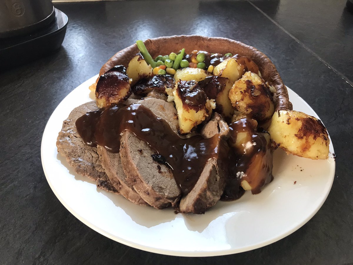 RayBates57's tweet photo. Just cooked my first roast dinner and baked a cake, my wife won’t normally let me near the kitchen. Not bad for my first attempt 😳
#neverusedtheoven #Cleverchef 👍💪 https://t.co/6w8Qbj6mxc