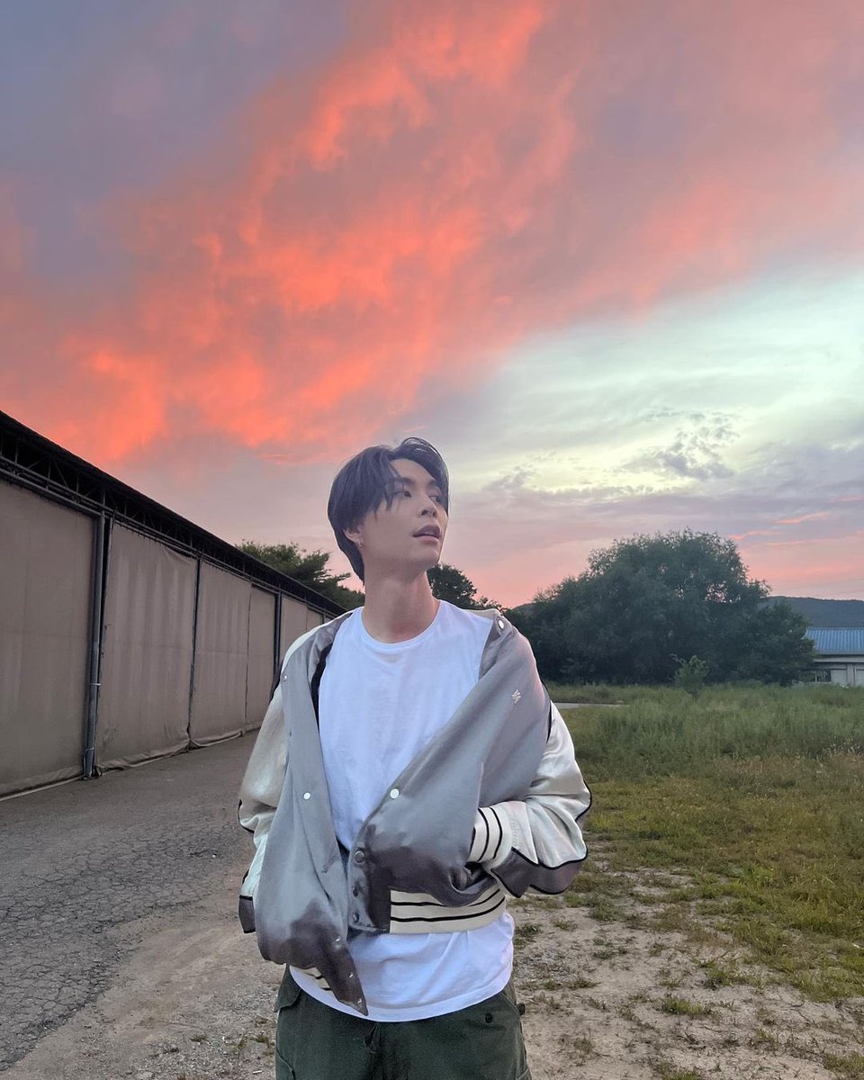 Johnny_Egypt's tweet photo. •°22.09.11°•

تحديث جوني عبر الانستجرام 

-☁️☁️

#JOHNNY #NCT #쟈니 #엔시티 @NCTsmtown_127 @NCTsmtown https://t.co/Cdwr9mtnd8
