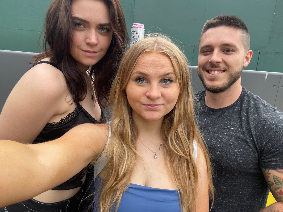 Kaitlyn_Hirst's tweet image. Been here waiting for ya for hours!!🤍🤍