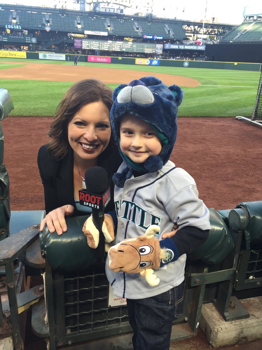 50beowulf's tweet photo. 2022vs2015 with the best in the business!  @JenTalksSports #WHEREiROOT https://t.co/YWwz7IB7JZ