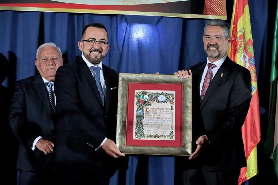 CDesamparo's tweet photo. Dar la enhorabuena a nuestra querida banda @BmNazarenoRota por el galardón recibido en reconocimiento a su labor cultural por parte de sus vecinos de Rota. @PrendimientoJrz @EPenitencia @7TVJerez @COPE https://t.co/gdsRHlM0zR