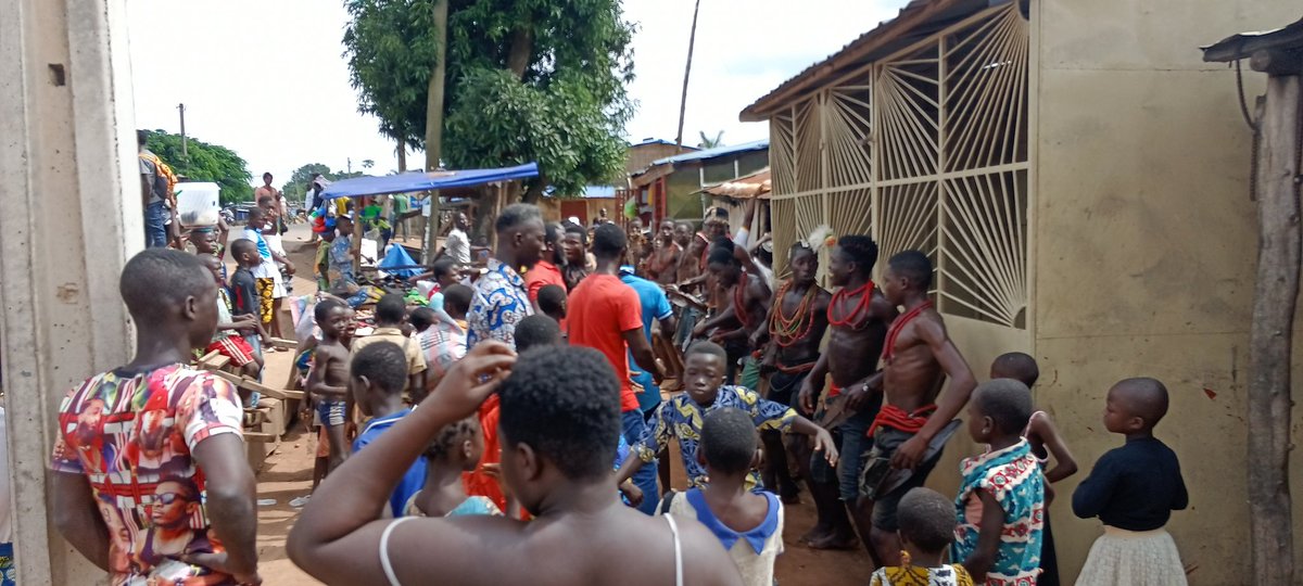 elhadjham's tweet photo. Les jeunes #Nawda en sortie de danses pour dire que la flamme de la #tradition n'est pas éteinte.Les Togolais qui ne connaissent pas le TOGO, nous vous offrons des sorties inédites au #TOGO, partout ailleurs. #tgtwittos, #ahuruba, #Denyigban, #Otogo. #TogoCultures. #Agritourisme. https://t.co/iG34qitQv4