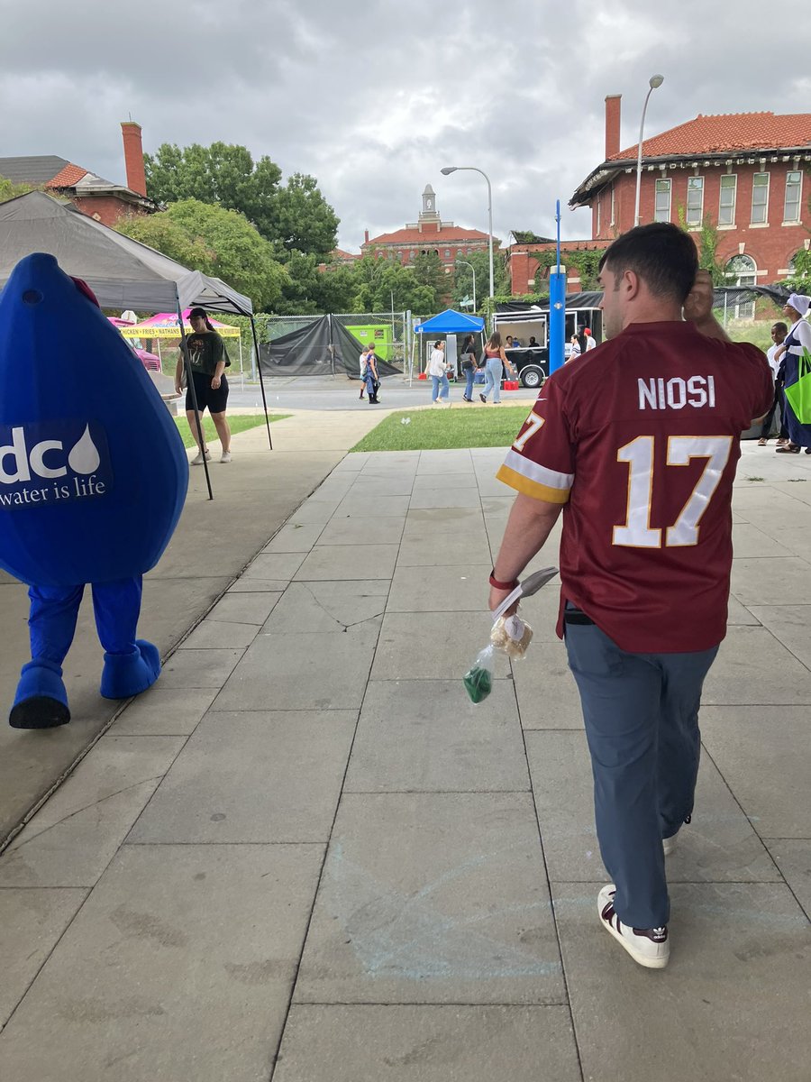 niosi2022's tweet photo. Celebrating all things local at the DC State Fair at #GatewayDC at the old St. Elizabeth’s hospital. Great to catch up with @jtonerv and the @dcwater mascot. #DCstatefair https://t.co/T2sv0FVcAf