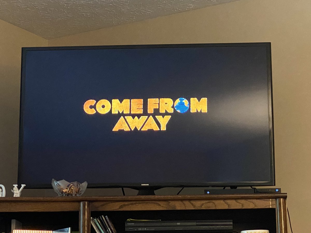 MissyPfaltzgraf's tweet photo. My new 9/11 tradition ❤️🌏🇨🇦🇺🇸✈️ #ComeFromAway #WelcomeToTheRock #kissthecod @wecomefromaway https://t.co/z5oye56bo4