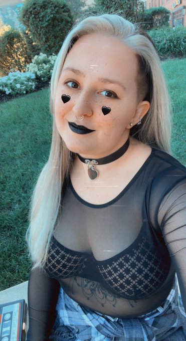 Classic #gothgirl look 🖤🖤🖤 https://t.co/7dznkEwgzS<a href="/tag/gothgirl"class="tags">#gothgirl</a>