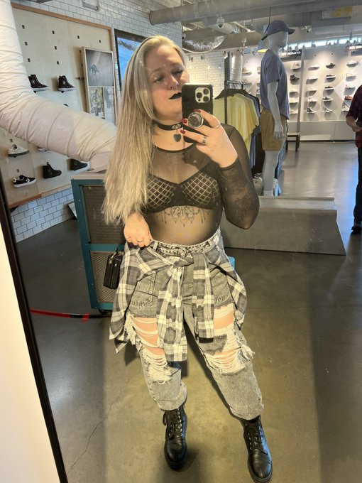 Classic #gothgirl look 🖤🖤🖤 https://t.co/7dznkEwgzS<a href="/tag/gothgirl"class="tags">#gothgirl</a>