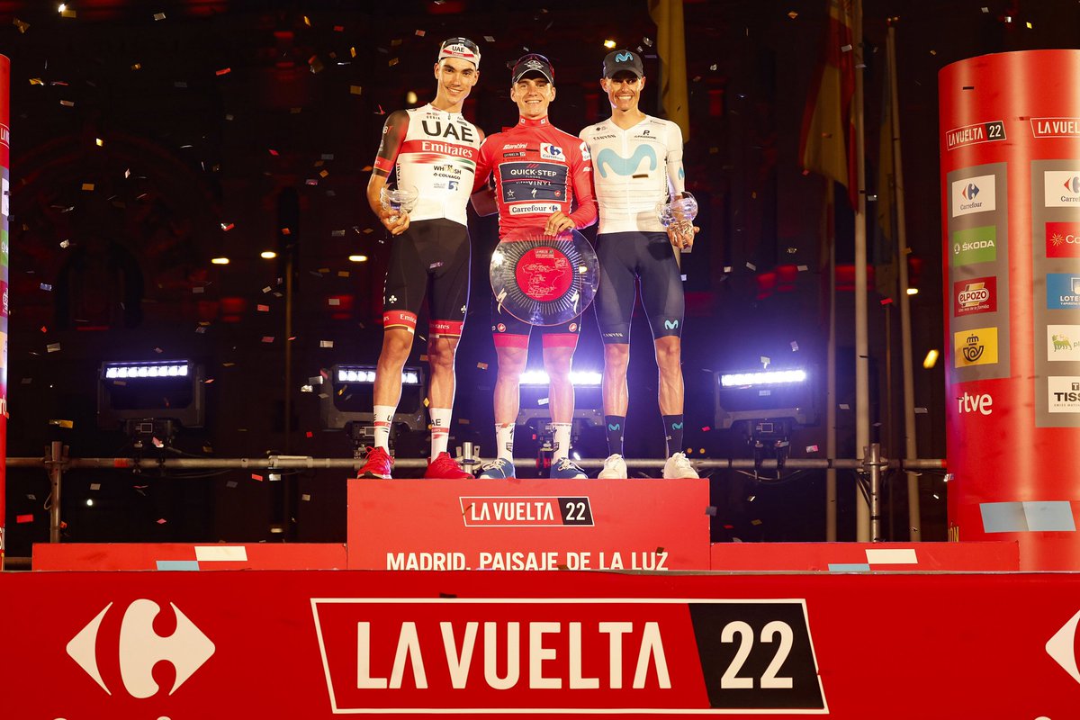 PrimeraCat's tweet photo. 🏆 El jovencísimo pódium final de #LaVuelta22 en Madrid después de tres emocionantes semanas:

🥇 Remco Evenepoel (QST)
🥈 Enric Mas (MOV)
🥉 Juan Ayuso (UAD)

📸 @PhotoGomezSport https://t.co/QGzLEVH9Tf