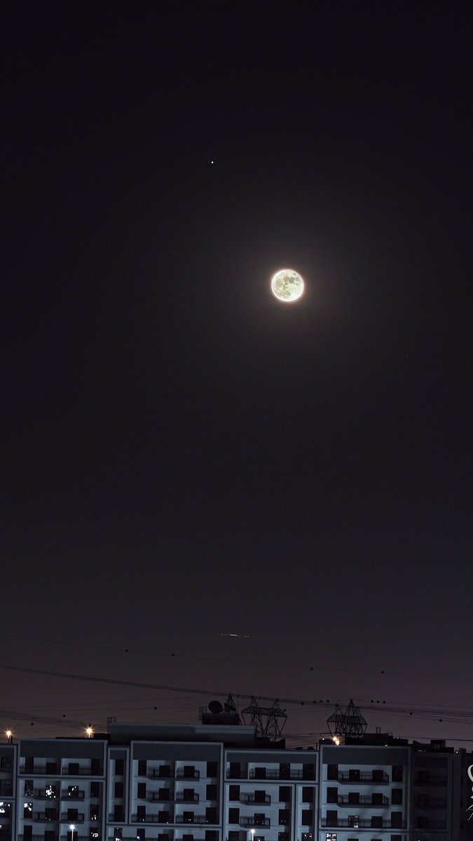 siradisifoto's tweet photo. 🌕 Şu sıralarda Dolunay’ın hemen üzerinde parlayan gök cismi Jüpiter ve uyduları https://t.co/5rszfje67R