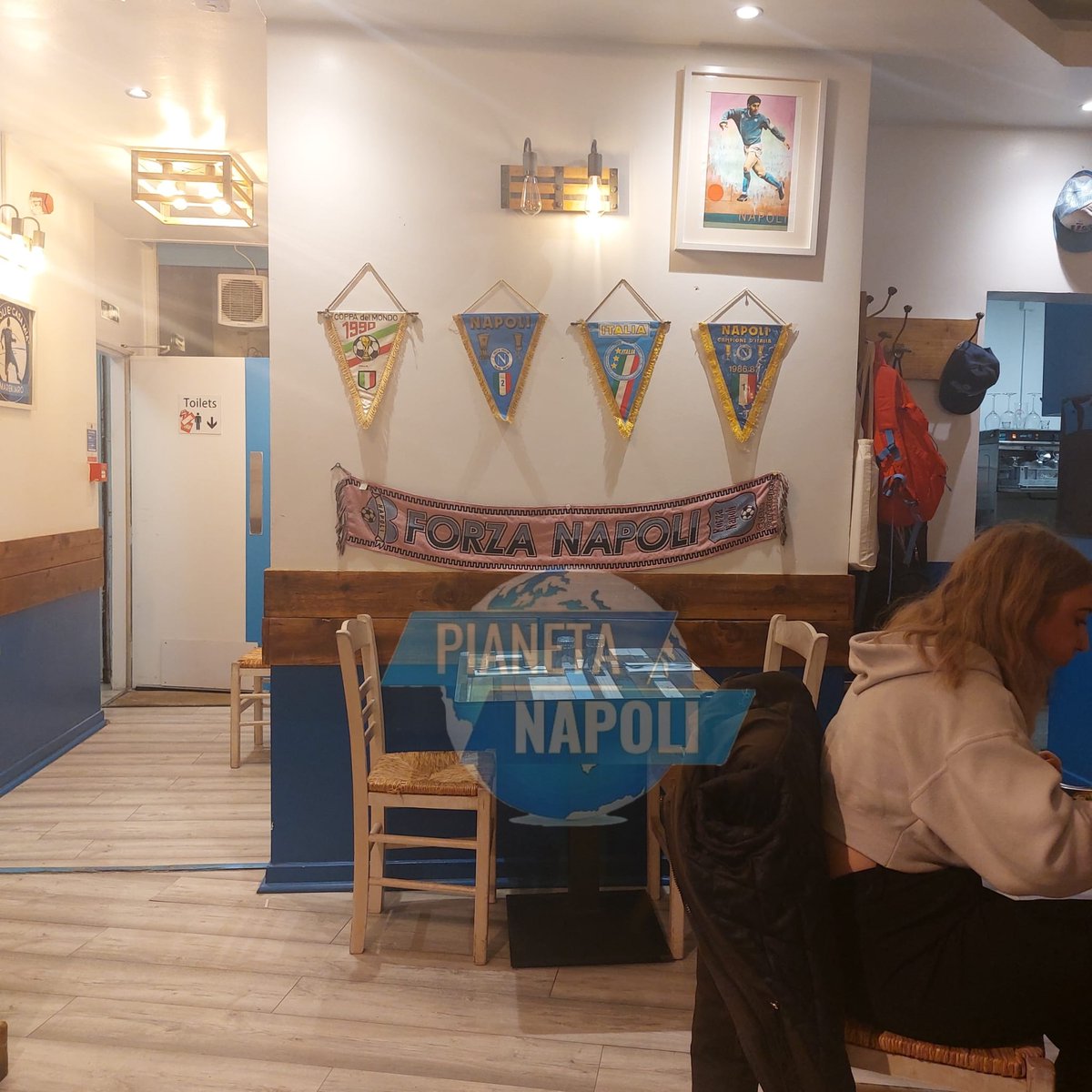 PianetaN's tweet photo. Continuiamo con il tour nella Pizzeria e Friggitoria 1926, siamo all'interno del locale, che spettacolo!! 🤩💙⚽
#Napoli #edinburgh #edinburgo #SSCNapoli #pizzeria #napoletano #scozia #scotland #pianetanapoli #SerieA #championsleague #europa #estero #verace #pizzerianapoletana https://t.co/1Vum8eopQg
