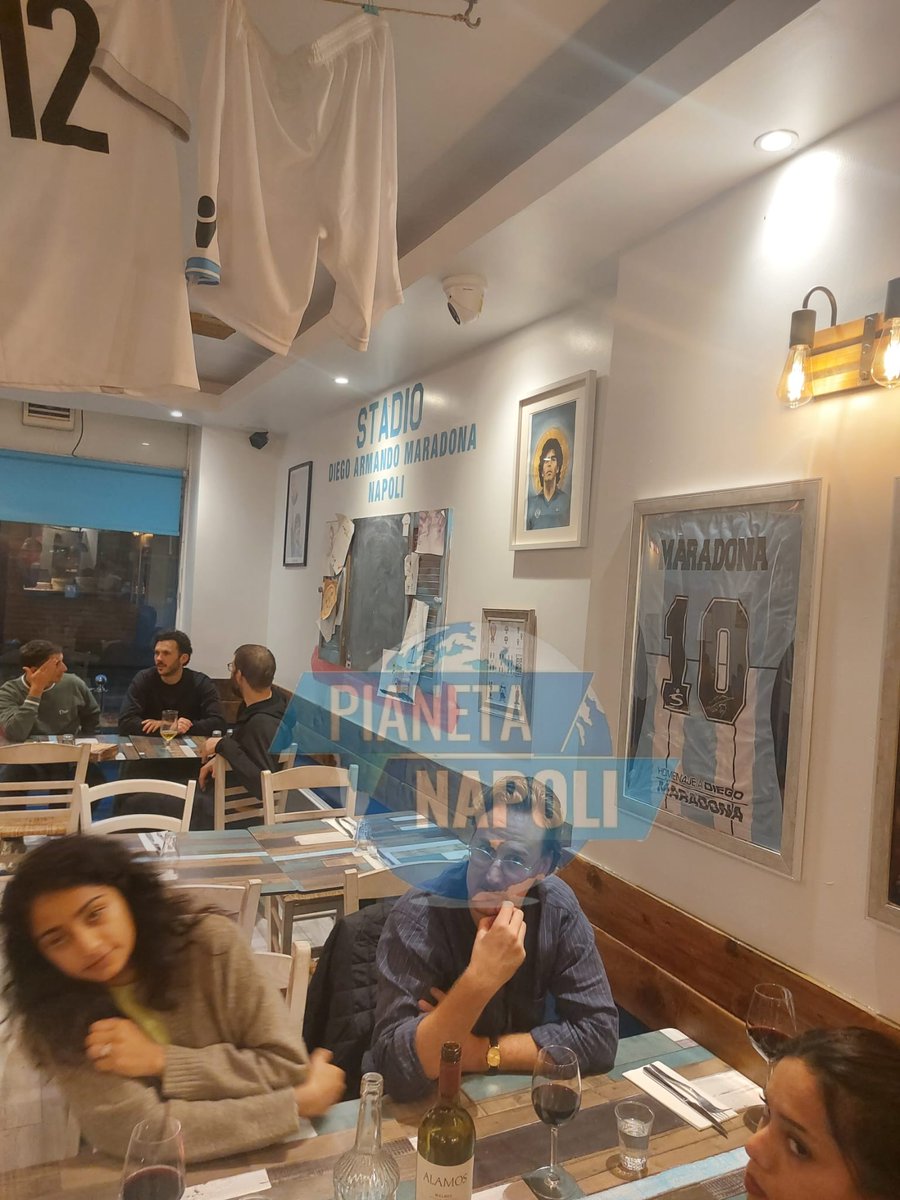 PianetaN's tweet photo. Continuiamo con il tour nella Pizzeria e Friggitoria 1926, siamo all'interno del locale, che spettacolo!! 🤩💙⚽
#Napoli #edinburgh #edinburgo #SSCNapoli #pizzeria #napoletano #scozia #scotland #pianetanapoli #SerieA #championsleague #europa #estero #verace #pizzerianapoletana https://t.co/1Vum8eopQg