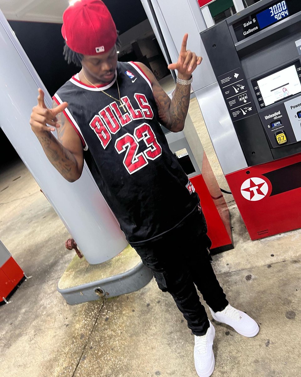 bmtmarty's tweet photo. I used to want to be like Michael Jordan
Figure I would make the NBA and make me a fortune⭐️ #lldubc🕊 https://t.co/yxeH3vmSHG