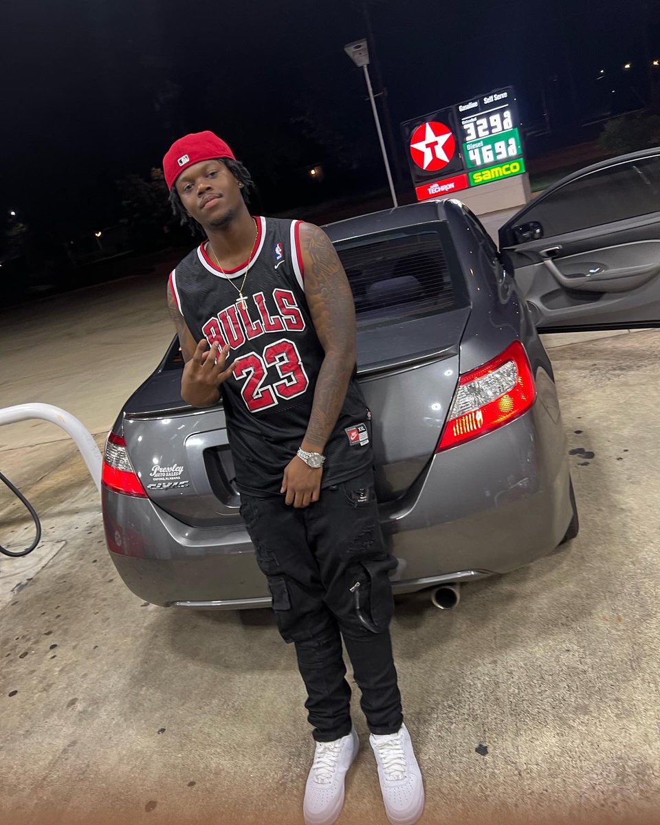 bmtmarty's tweet photo. I used to want to be like Michael Jordan
Figure I would make the NBA and make me a fortune⭐️ #lldubc🕊 https://t.co/yxeH3vmSHG