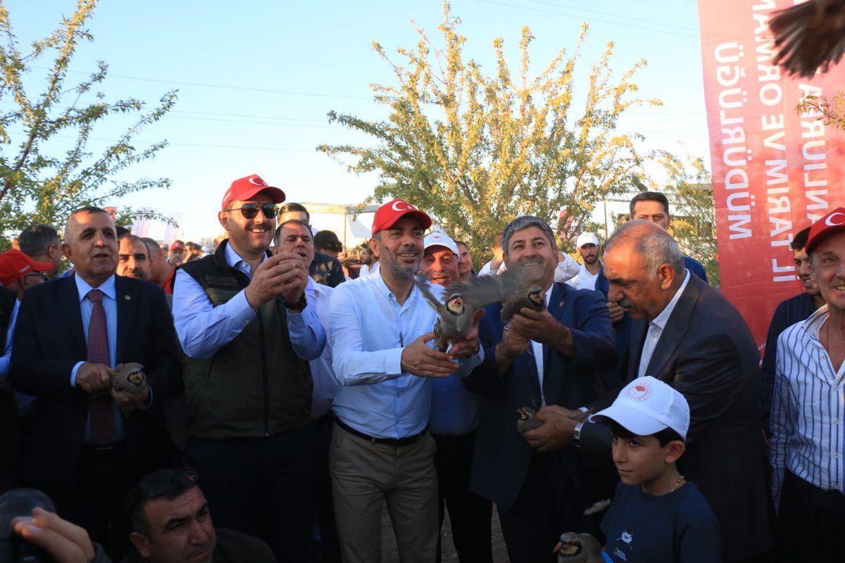 Şanlıurfa Valiliği, Şanlıurfa Büyükşehir Belediyesi ve Tarım ve Orman İl müdürlüğünün düzenlemiş olduğu “Badem Hasat Törenine” ilçe ziraat oda başkanlarımız <a href="/hikmetipar/">Hikmet İPAR</a> ve <a href="/EkinciBahri/">Bahri EKİNCİ</a> ile katılım sağladık. Çiftçilerimize hayırlı, bereketli bol kazançlar diliyorum.